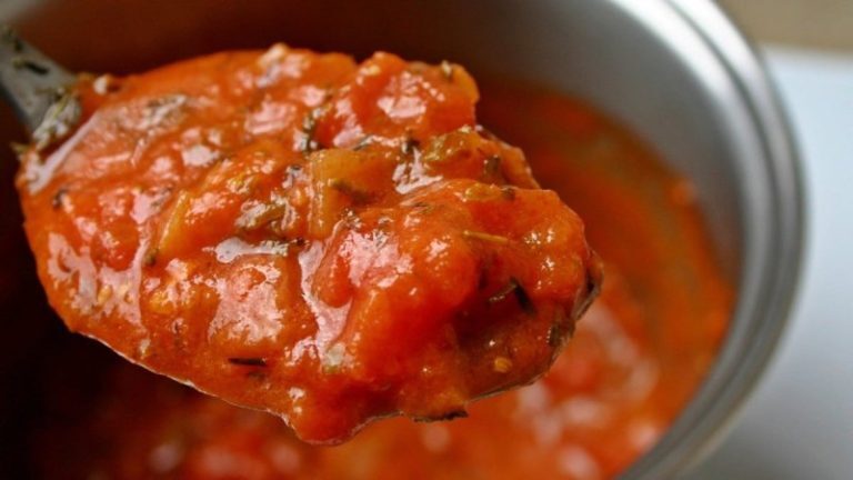 Ρίξε λίγη μαγειρική σόδα στην κόκκινη σάλτσα πριν την βάλεις στα μακαρόνια – Θα δεις τεράστια διαφορά