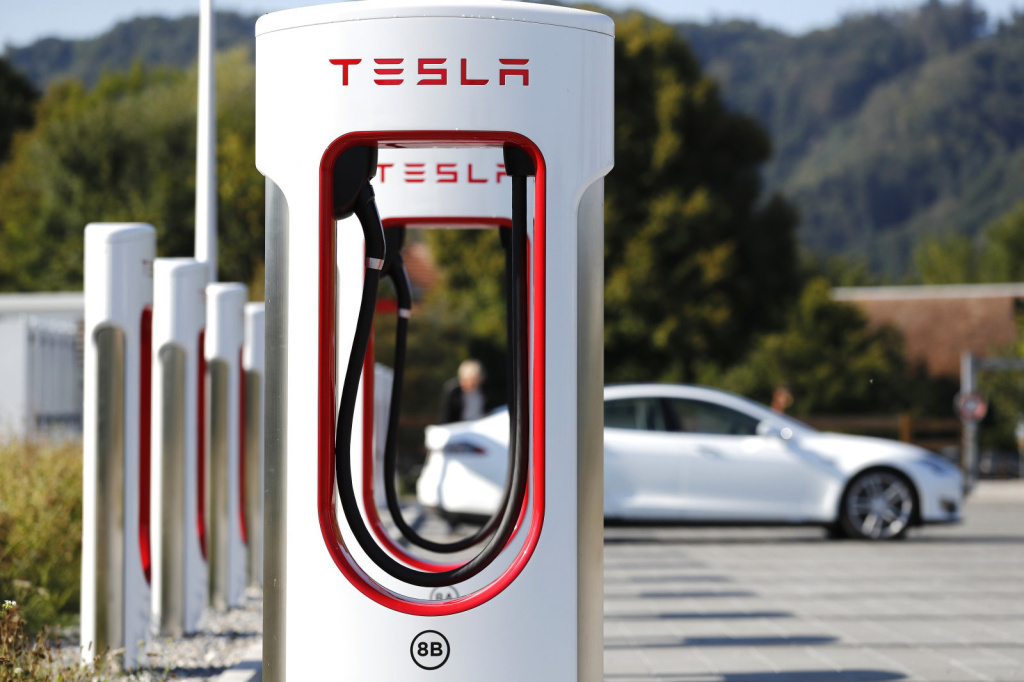 Tesla: Νέος σταθμός Supercharger στην Ελλάδα