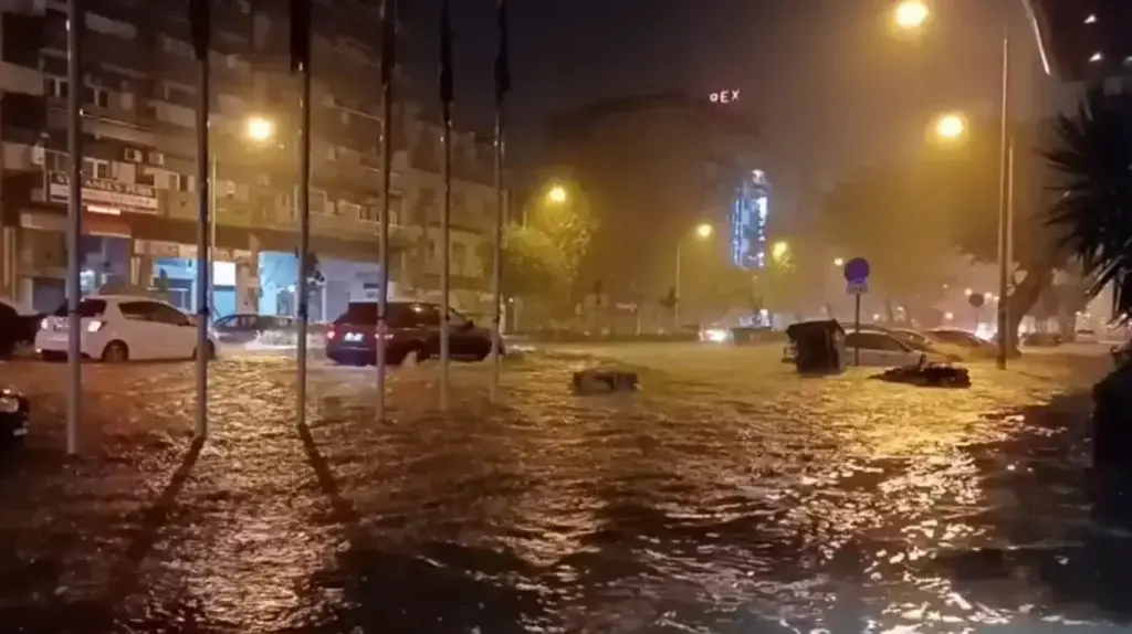 Θεσσαλονίκη: Σοβαρά προβλήματα από την κακοκαιρία – Πλημμύρισαν δρόμοι – Κλειστό το τού