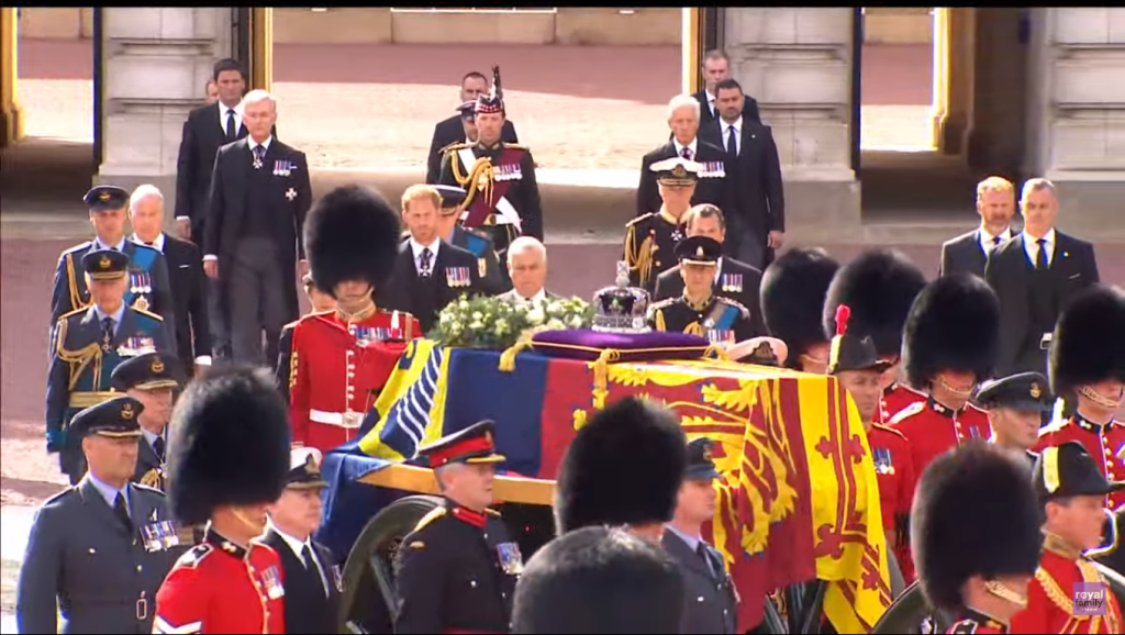Βασίλισσα Ελισάβετ: Δείτε LIVE την πορεία από το Μπάκιγχαμ στο Γουέστμινστερ – Στην πομπή Κάρο