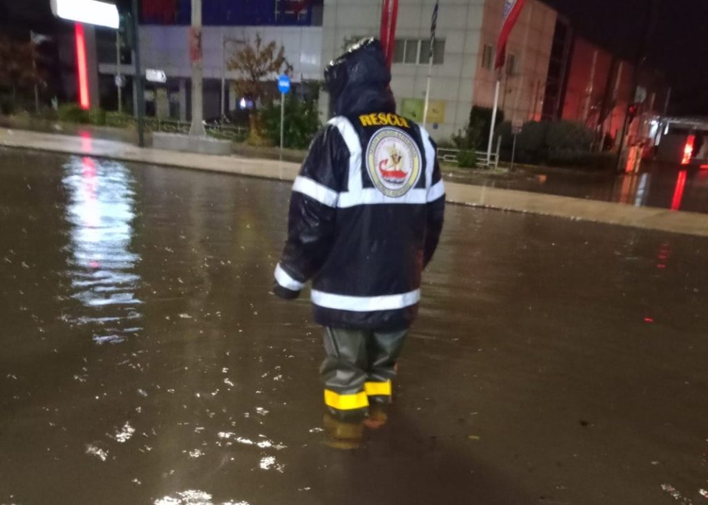 Καιρός – Βόλος: Δρόμοι ποτάμια λόγω ισχυρής νεροποντής