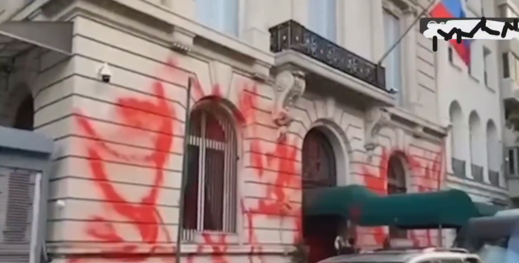Νέα Υόρκη: Πέταξαν κόκκινη μπογιά στο Προξενείο της Ρωσίας [βίντεο]