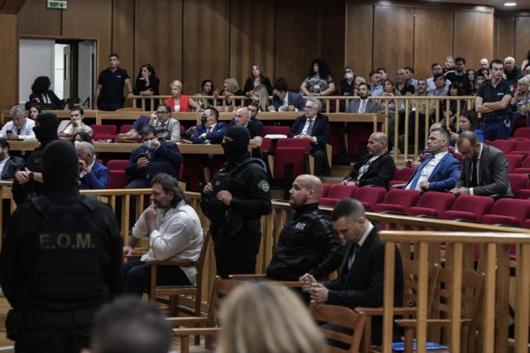 Χρυσαυγίτικο σόου κυνισμού – Ναζιστικοί χαιρετισμοί και παραληρήματα Κασιδιάρη
