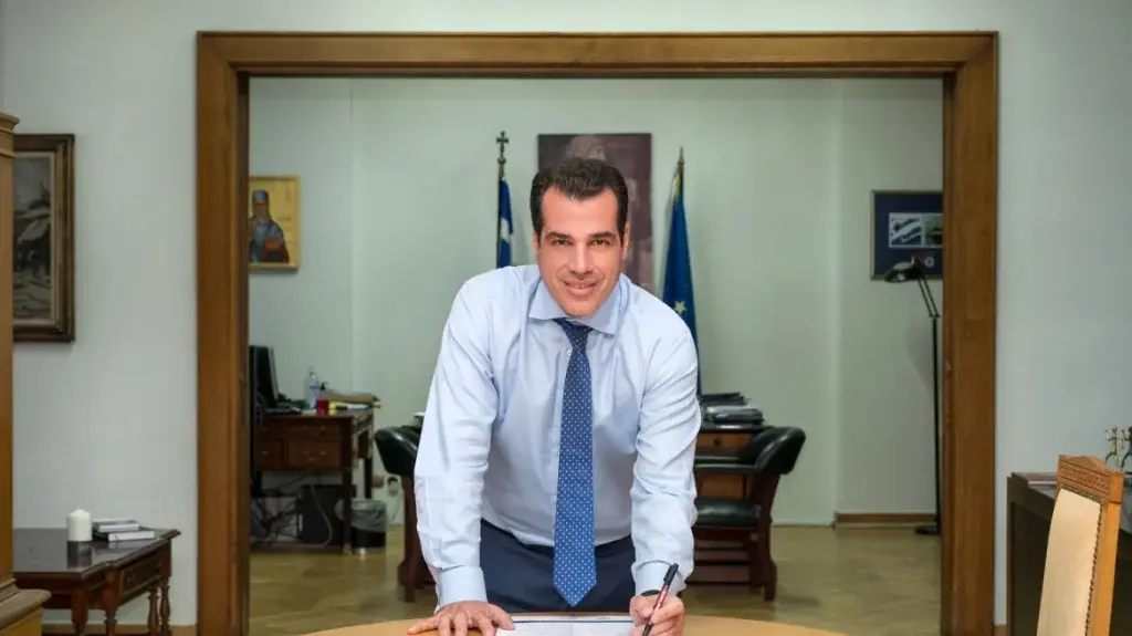 Καρκίνος του πνεύμονα – Πλεύρης: Υπέγραψε τη Χάρτα Κοινωνικής Πρωτοβουλίας «Ανάσα Ζωής»