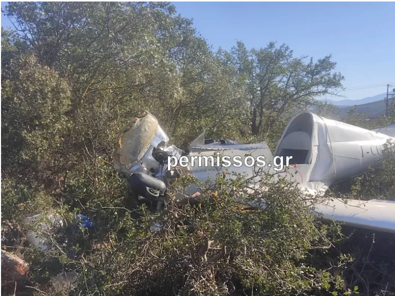Πτώση μονοκινητήριου αεροπλάνου δίπλα στην εθνική οδό Αθηνών-Λαμίας – Νεκρός ο πιλότος