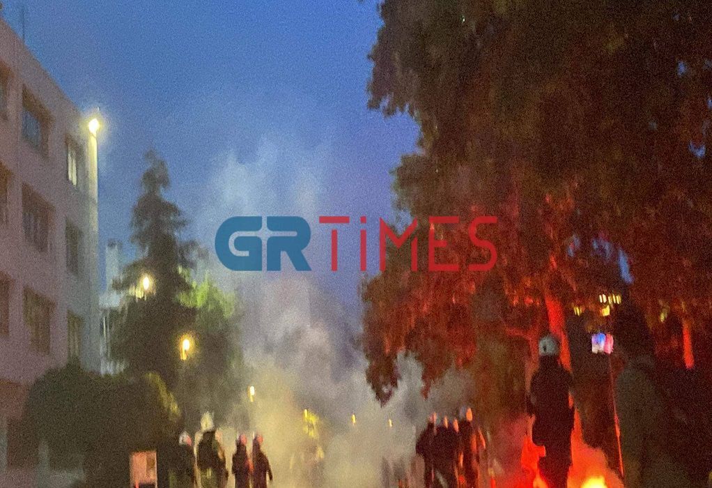 ΑΠΘ: Ένταση τα ξημερώματα – Επίθεση με μολότοφ δέχτηκε διμοιρία των ΜΑΤ