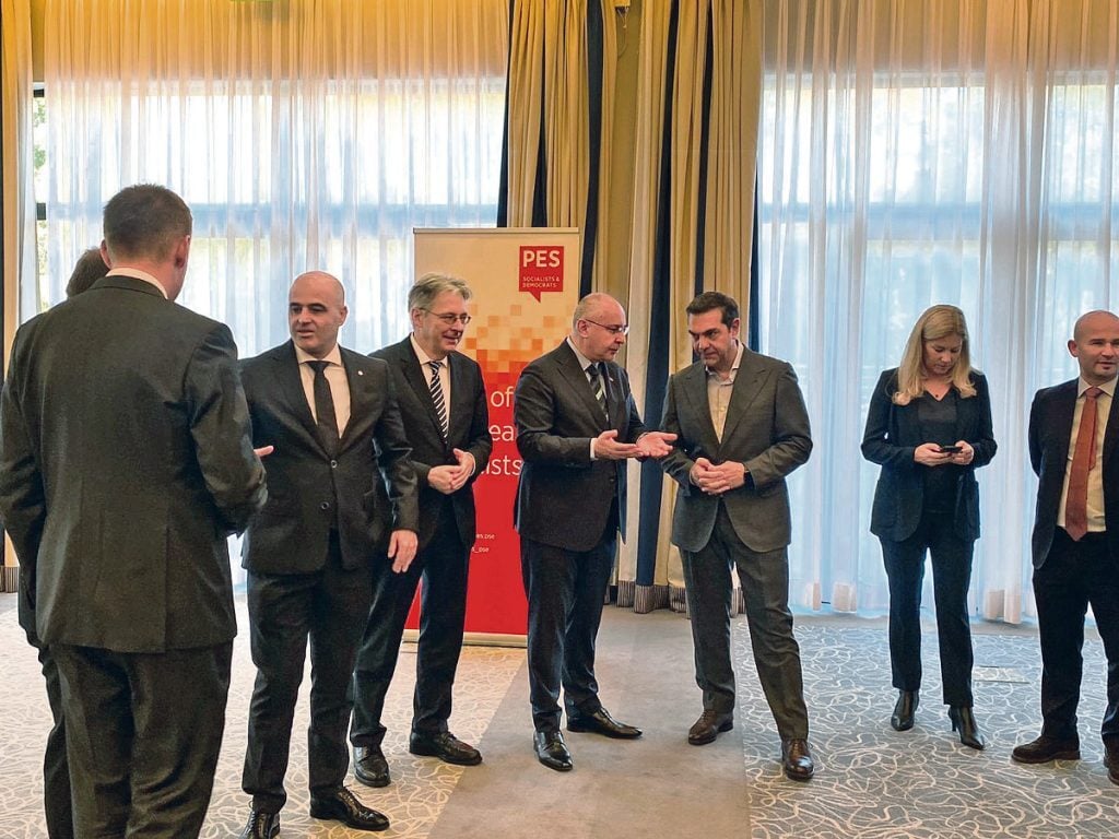 Αλέξης Τσίπρας: Εντός λαϊκισμός και διχόνοια, εκτός…  κοστούμι υπεύθυνου ηγέτη