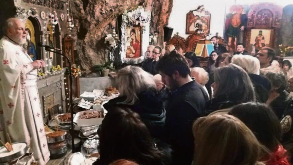 Αγιοι Ισίδωροι: Δυσμενής μετάθεση για τον θαυματοποιό ιερέα
