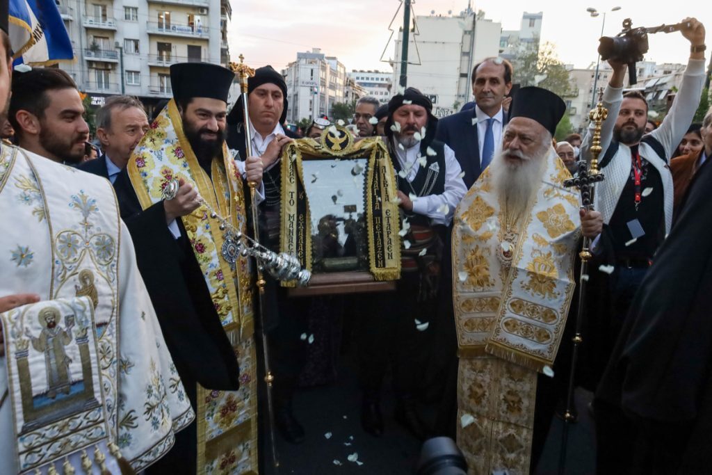 Παναγία Σουμελά: Ουρά σχηματίζουν οι πιστοί στην Πανόρμου για να προσκυνήσουν το Ιερό κειμήλιο των Π