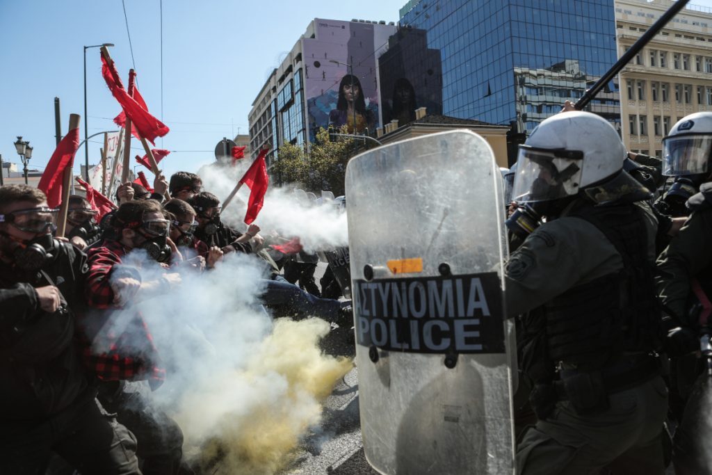 Επεισόδια και χημικά στο πανεκπαιδευτικό συλλαλητήριο στα Προπύλαια