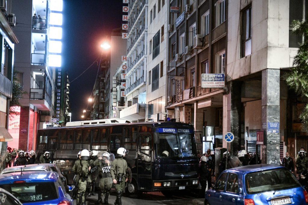 Σταθμός Βικτώρια: Καταστροφές στις πύλες εισόδου του μετά από την πορεία – Χωρίς στάση οι συρμ