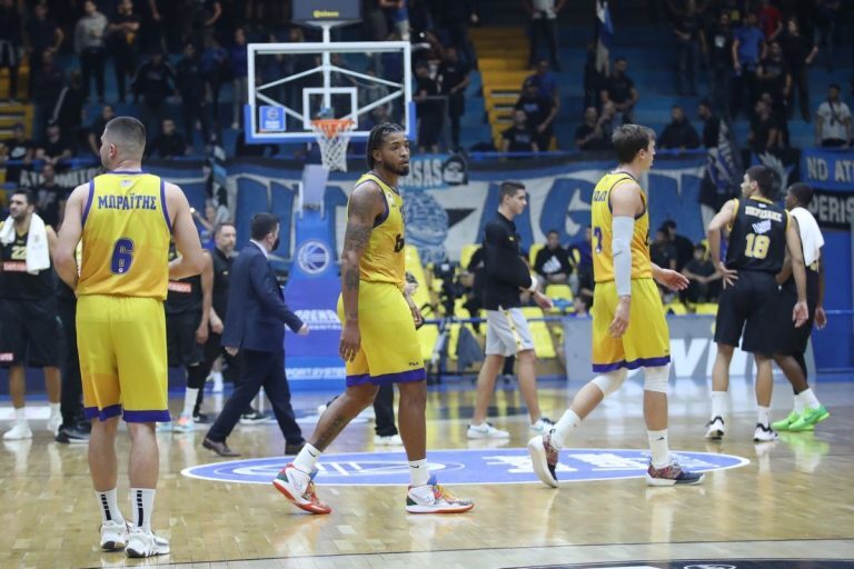 Περιστέρι-ΑΕΚ: Άγριο ξύλο στις εξέδρες και διακοπή στο ματς