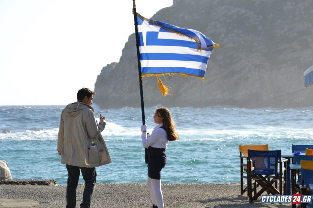 28η Οκτωβρίου-Νάξος: Καταχειροκροτήθηκε η μία και μοναδική μαθήτρια που παρέλασε στον Απόλλωνα