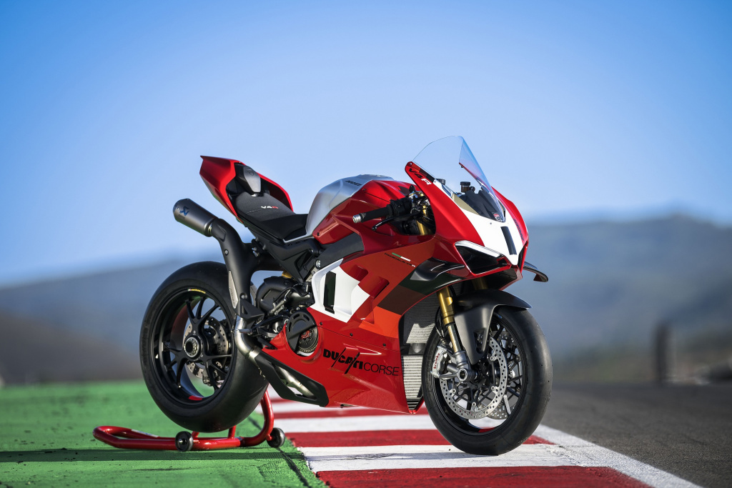 Η Ducati παρουσιάζει τη νέα Panigale V4 R των 240 ίππων
