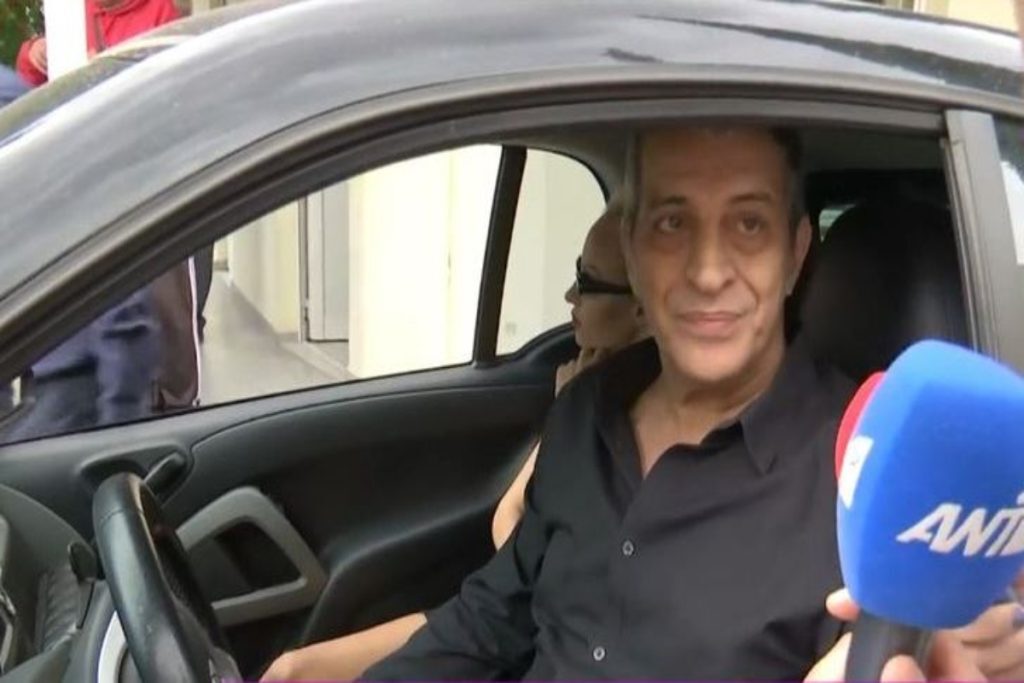 Θέμης Αδαμαντίδης: Λύγισε στην κηδεία της μητέρας του – Η ερώτηση που τον αιφνιδίασε και η τραγική ι