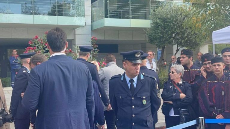 Θεσσαλονίκη: Υγειονομικοί σε αναστολή φώναζαν στην Σακελλαροπούλου