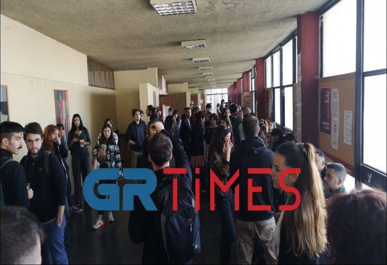 ΑΠΘ: Διαμαρτυρία για τον φοιτητή που έπεσε από τον δεύετρο όροφο – Συμφοιτητές του εξηγούν πως έγινε το ατύχημα