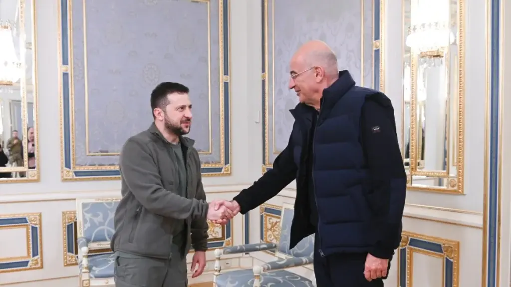 Δένδιας σε Ζελένσκι: Η Ελλάδα καταδικάζει κάθε αναθεωρητική προσπάθεια αλλαγής των συνόρων