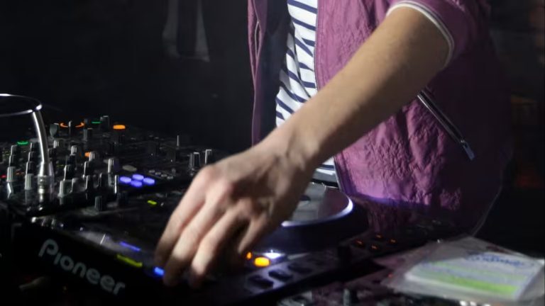 Διάσημος DJ πέθανε αιφνίδια στον ύπνο του