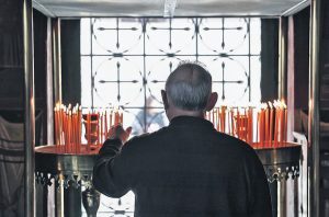 Η Εκκλησία σβήνει τους πολυελαίους και ανάβει κεριά στους ναούς