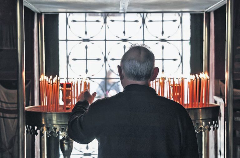 Η Εκκλησία σβήνει τους πολυελαίους και ανάβει κεριά στους ναούς