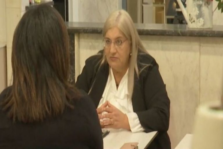 Είπε το «ΟΧΙ» της ζωής της – Η Φωτεινή από άστεγη και ναρκομανής έγινε καθηγήτρια στην Ιατρική Σχολή και στέλνει μήνυμα ελπίδας [βίντεο]