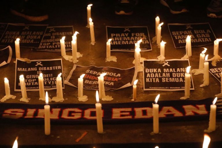 Τραγωδία στην Ινδονησία: Άνδρας αναποδογύριζε πτώματα στο γήπεδο για να βρει τα παιδιά και τη γυναίκα του