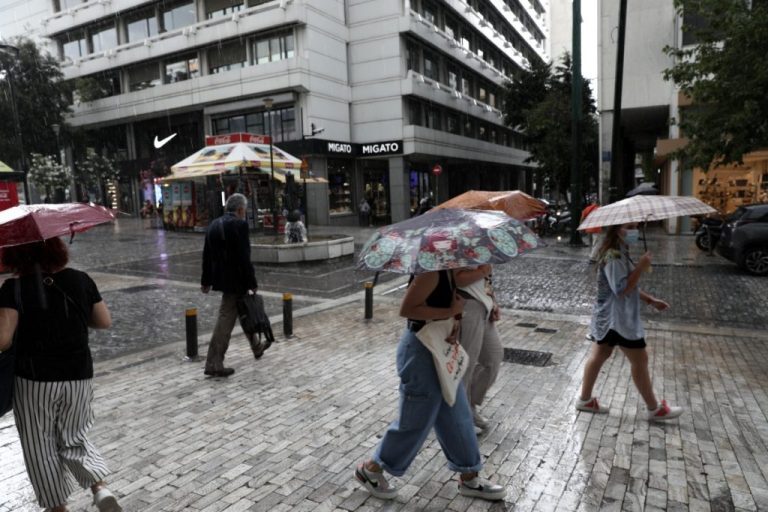 Καιρός: Παρέλαση με καλοκαιρία, αλλά μετά ο χειμώνας επιστρέφει