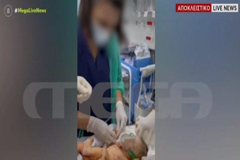 Βίντεο ντοκουμέντο από το ΚΑΤ – Γυναίκα γέννησε στις τουαλέτες και οι γιατροί κάνουν τα πάντα για να ζήσει το κοριτσάκι