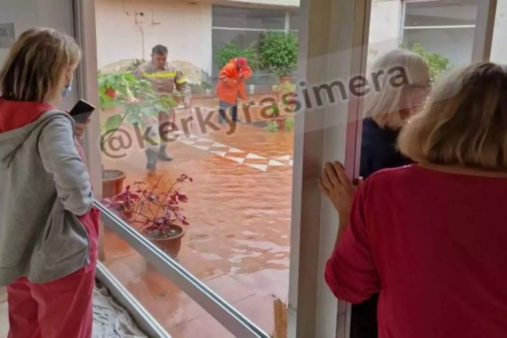 Κέρκυρα: Άνοιξαν οι ουρανοί στo νησί – Θωρακισμένοι στα σπίτια τους οι κάτοικοι, πλημμύρισε σχολείο