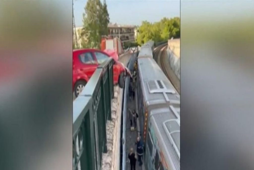 Σοκ στην Κηφισιά: Η στιγμή που το αυτοκίνητο κρέμεται πάνω από τρένο – Σοκαρισμένοι επιβάτες α