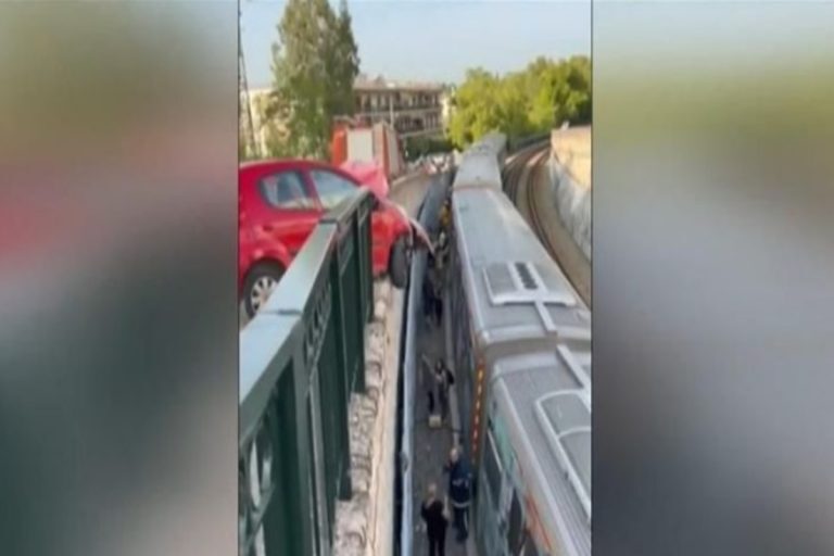 Σοκ στην Κηφισιά: Η στιγμή που το αυτοκίνητο κρέμεται πάνω από τρένο – Σοκαρισμένοι επιβάτες αποβιβάζονται στις ράγες [βίντεο]