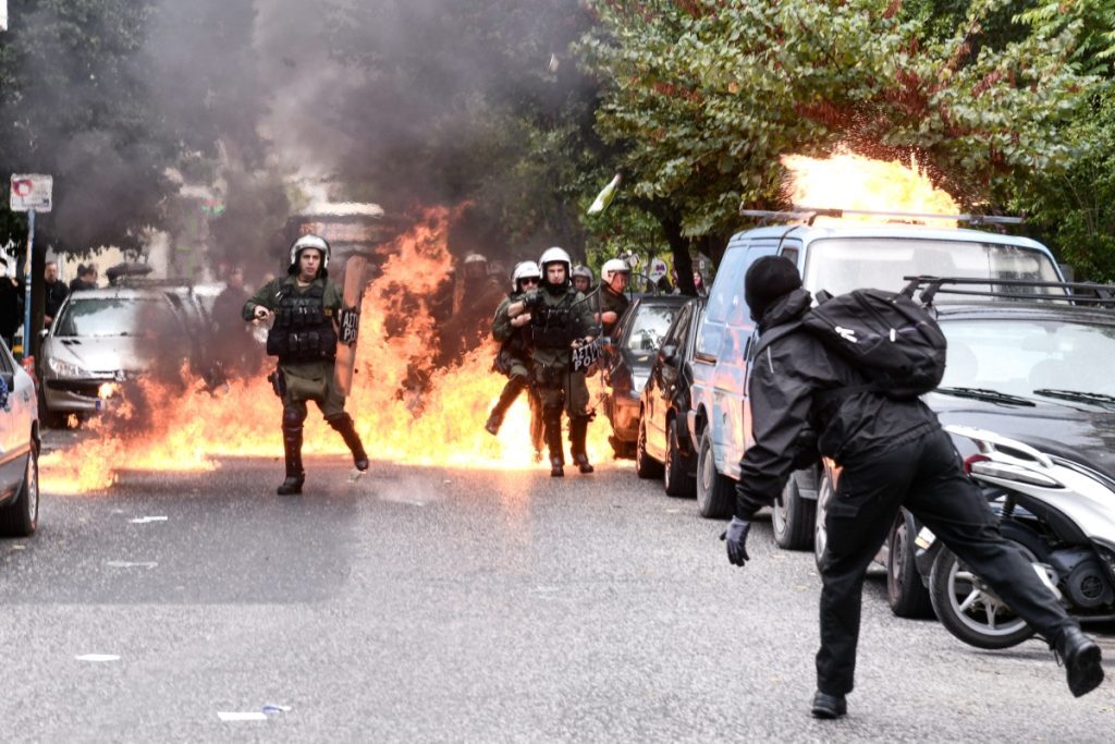 Κολωνός: Επεισόδια σε πορεία διαμαρτυρίας για την υπόθεση βιασμού της 12χρονης-Έσπασαν το ΙΧ του Μίχ