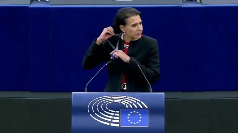 Ευρωβουλευτής έκοψε τα μαλλιά της μέσα στο Ευρωκοινοβούλιο – Ένδειξη συμπαράστασης προς τις Ιρανές