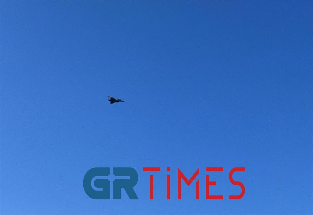 Θεσσαλονίκη: Εντυπωσίασαν τα μαχητικά αεροσκάφη και ελικόπτερα