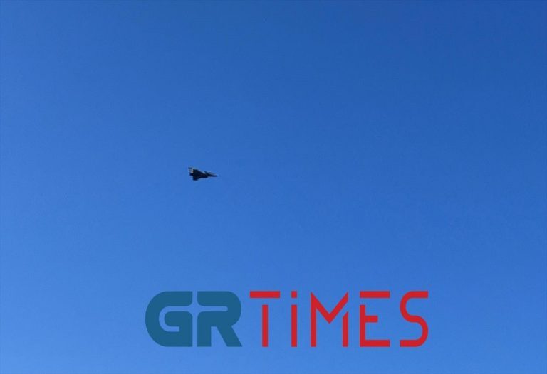 Θεσσαλονίκη: Εντυπωσίασαν τα μαχητικά αεροσκάφη και ελικόπτερα