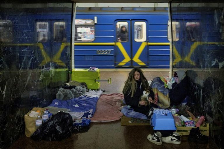 Πόλεμος στην Ουκρανία: Με μήνυμα στο κινητό, οι Αρχές ειδοποιούν τους πολίτες να μείνουν στα καταφύγια