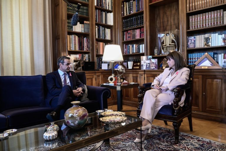 Συνάντηση Μητσοτάκη με Σακελλαροπουλου: Θα συνεχίσουμε να στηρίζουμε νοικοκυριά και επιχειρήσεις
