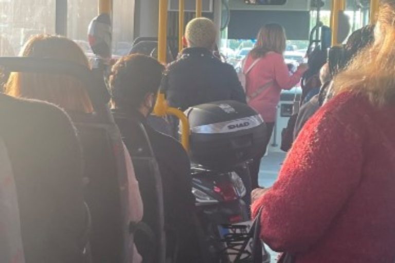 Το είδαμε και αυτό: Μπούκαρε με το μηχανάκι σε λεωφορείο – Μία… καθημερινή εικόνα που έγινε viral [βίντεο]