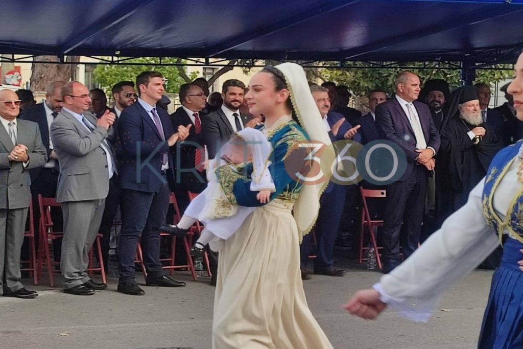 28η Οκτωβρίου – Χανιά: Η πιο συγκινητική στιγμή – Έκανε παρέλαση αγκαλιά με το μωράκι τη