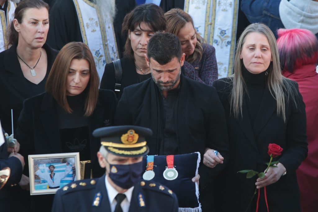 Αλέξανδρος Νικολαΐδης: Η στιγμή που συγκλόνισε το πανελλήνιο – Ο Μουρούτσος μετέφερε τα δύο Ολ
