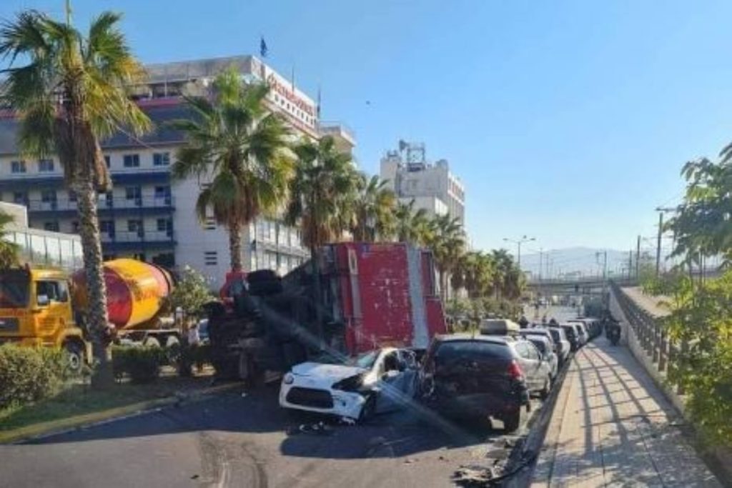 Σοκ στην παραλιακή: Δεν θρηνήσαμε θύματα – Απίστευτο τροχαίο, νταλίκα καταπλάκωσε αυτοκίνητο [