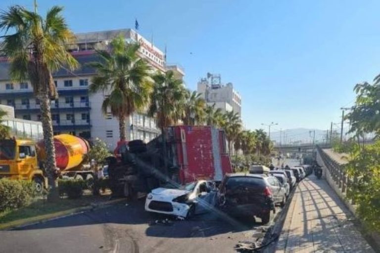Σοκ στην παραλιακή: Δεν θρηνήσαμε θύματα – Απίστευτο τροχαίο, νταλίκα καταπλάκωσε αυτοκίνητο [εικόνες]
