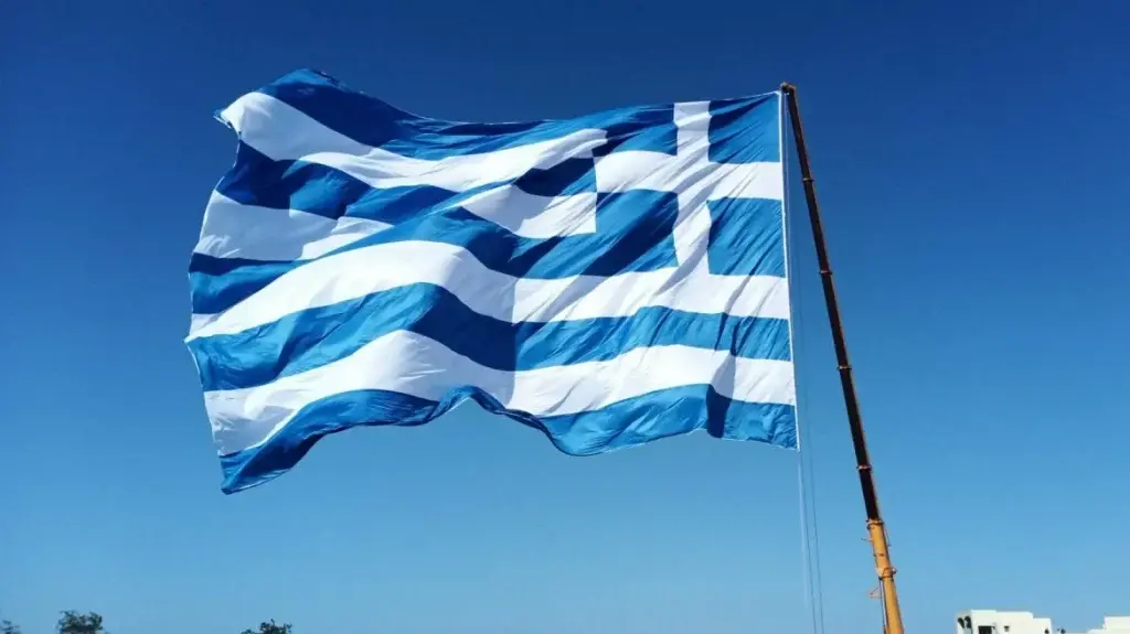 28η Οκτωβρίου: Η μεγαλύτερη Ελληνική σημαία υψώθηκε ξανά στη Σαντορίνη [βίντεο]