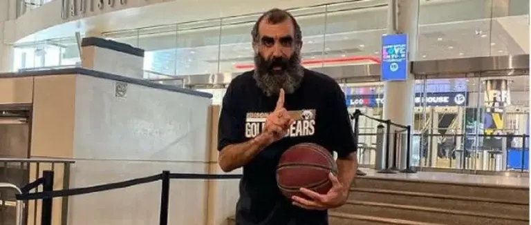 Νέα Υόρκη: Έλληνας ταξιτζής 70 ετών εντυπωσιάζει με τα τρίποντά του – Του βγάζουν το «καπέλο» οι επαγγελματίες