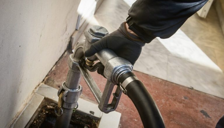 Πετρέλαιο θέρμανσης: Κατατέθηκε στη Βουλή η τροπολογία – Επιδότηση κατά 25 λεπτά στην αντλία