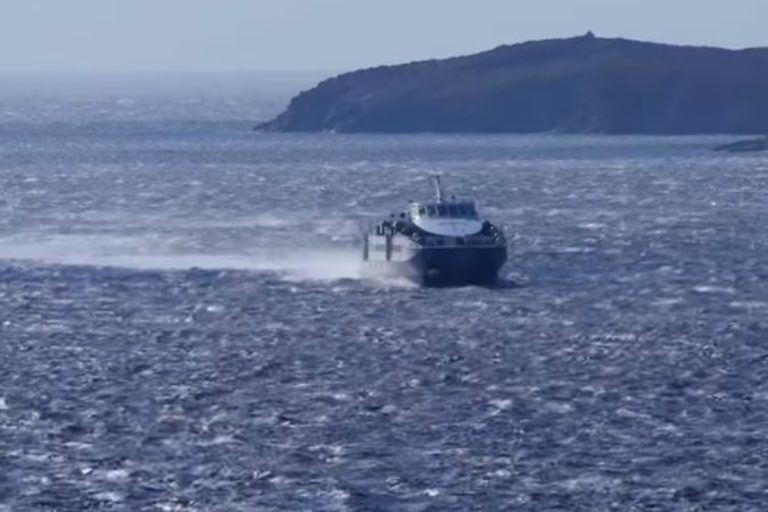 Κυκλάδες: Το Sifnos Jet κόντρα σε βοριάδες 7 μποφόρ – Η συγκλονιστική προσπάθεια του καπετάνιου να φτάσει στην Τήνο [βίντεο]