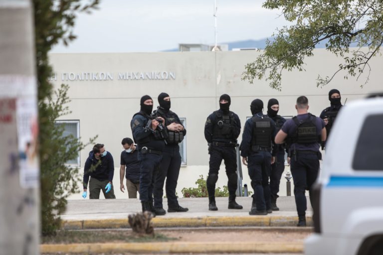 Ζωγράφου: Παραδόθηκε το δεξί χέρι του «Εσκο», του αρχιμαφιόζου που «οργίαζε» στη φοιτητική εστία