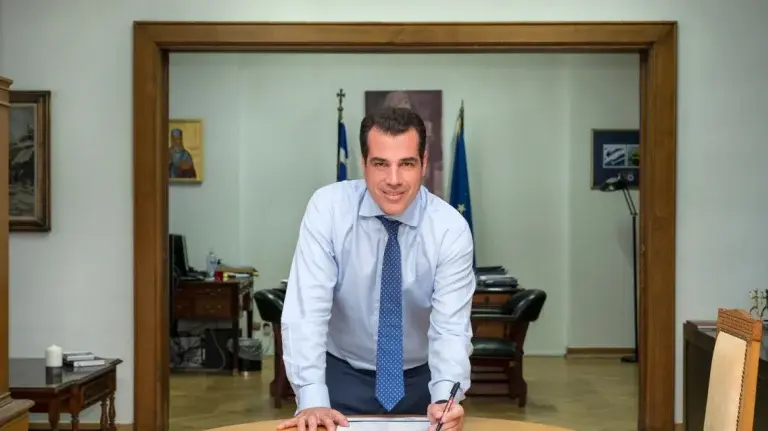 Καρκίνος του πνεύμονα – Πλεύρης: Υπέγραψε τη Χάρτα Κοινωνικής Πρωτοβουλίας «Ανάσα Ζωής»