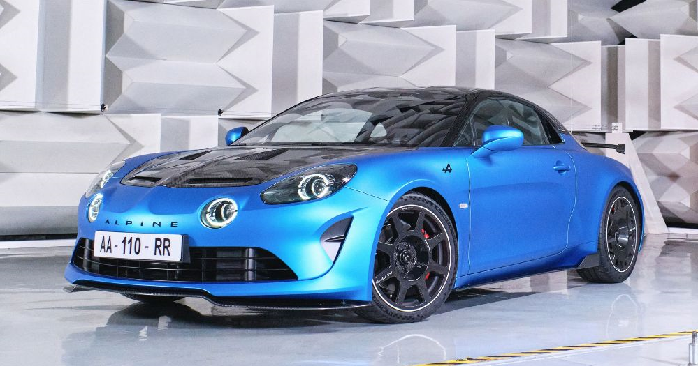 Η σκληροπυρηνική Alpine A110 R δείχνει τα δόντια της στο Παρίσι